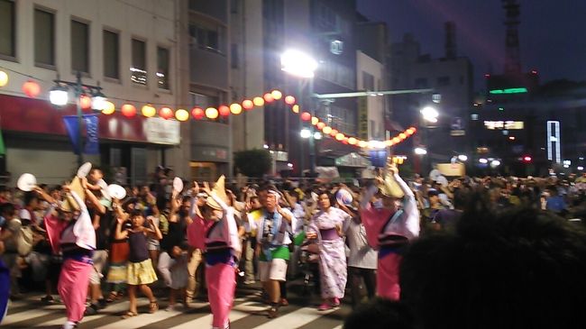 ご覧戴きましてありがとうございます。<br /> 2016年8月13日と8月14日の2日間、徳島市内で8月12日~8月15日の間開催される「阿波おどり」を観覧すべく旅行に行ってきました。<br /> 自宅のある静岡県浜松市から兵庫県神戸市の舞子というところまでは「青春18きっぷ」を使い、主に東海道本線・山陽本線の普通列車・快速列車を乗り継ぎ、舞子から徳島市内までは明石海峡大橋を通る高速バス「阿波エクスプレス」を利用しました。<br /> 前回はその浜松から徳島までの行程を中心に紹介しましたが、いよいよ今回は阿波おどりそのものを観覧した時の様子を紹介します。なお内容が多い為、パート2・パート3・パート4と分けさせて頂き、パート2では街中や無料で観れる演舞場で躍りを観覧した時の様子を紹介します。<br /> なおパート2~パート4までの3回は鉄道に関する話題は一切ありませんので、ご了承の上、ご覧ください。<br /> また一部の写真を除き、コメントを割愛させて頂きますので併せてご了承願います。<br /><br />