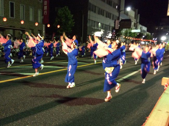 初めて行った東北三大祭り。初っぱなは盛岡のさんさ踊り。市役所通りを中心とした通りを踊り子がそれぞれの衣装で踊り進むさまは、何とも日本的で東北三大祭りのはじまりにふさわしい。<br />踊りの最後には観光客も一緒に輪に入って踊ることができた。旅の思い出になった一夜だった。