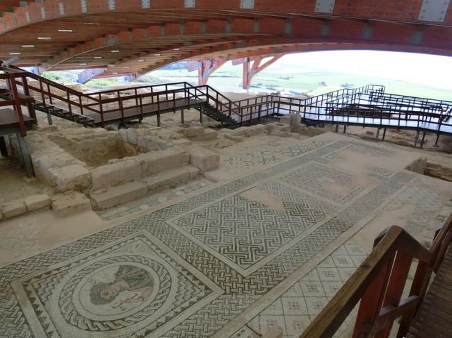 「クリオン古代遺跡」は「紀元前１４世紀頃（古代ギリシア）」に「ペロポネソス半島」からやって来た「アカイヤ人の植民地」として発展し、現在のものは「古代ローマ時代」の「古代遺跡群」です。　<br /><br />写真は「エウストリオスの家」の「大浴場（公衆浴場）跡」です。