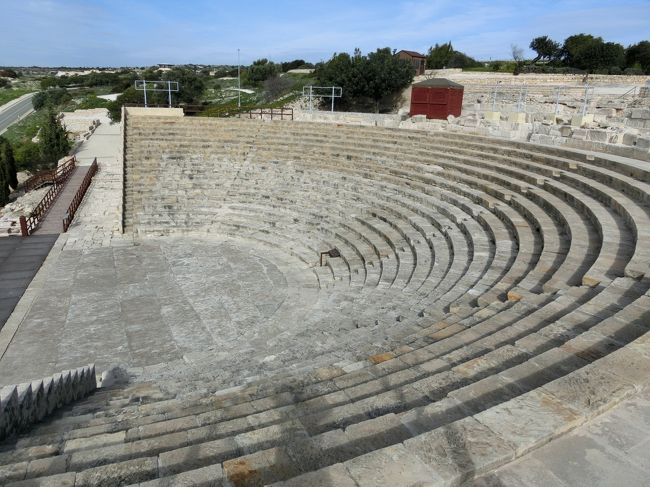 「クリオン古代遺跡」は「紀元前１４世紀頃（古代ギリシア）」に「ペロポネソス半島」からやって来た「アカイヤ人の植民地」として発展し、現在のものは「古代ローマ時代」の「古代遺跡群」です。　<br /><br />写真は「紀元前２世紀頃（ローマ時代）」の「ローマ野外劇場」です。