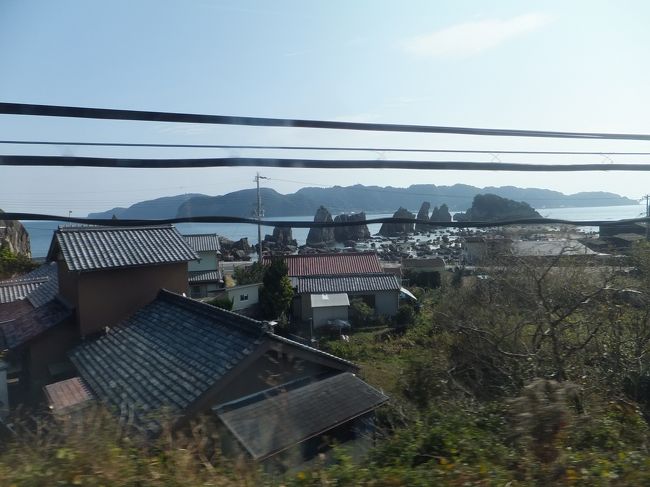 ここ数年恒例になっている正月の旅初め。<br />どこに行くかを考えている中で、2015年の名古屋遠征がドタバタで紀伊半島一周ができなかったので、冬場でも比較的雪などの心配も無く気候的にも安定している紀伊半島に行こうと決めました。<br /><br />名古屋遠征のドタバタ→ https://ssl.4travel.jp/tcs/t/editalbum/edit/11115734/<br /><br />で、ふと、「もしかして正月の紀伊半島と言えば！」とひらめいて、あっという間に予定が。目論見が正しければ人生でも記憶に残る旅行になりそう、ということでしたが果たして・・・。<br /><br />電車は本州最南端の串本へ。海岸線を走っていきます。惜しむべきは車両がロングシートと言うことです。