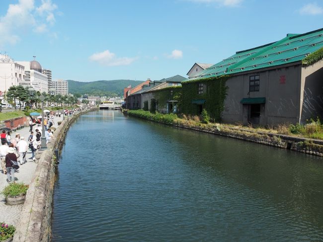 今年の夏休み地元の富士山静岡空港から北海道へ4泊5日で行ってきました。<br />北海道へはフジドリームエアラインズから毎日運航してまして、今年から週二日火曜日と土曜日は札幌丘珠空港便が就航しました。（冬季はお休みのようです）<br />それ以外の曜日は、新千歳空港です。<br />偶然行きも帰りも札幌丘珠空港になりましたが、かなり小さな空港で静岡空港よりも小さいので、帰りにお土産を買うと言う楽しみはほとんどありませんでしたが、県外からの便は静岡便しかないので貴重な体験だったかな(笑)<br /><br />北海道はなんと26年ぶりぐらいで、旦那さんは初です。<br />そして基本的には晴れ男晴れ女の私達の旅ですが、旅行中北海道に台風上陸という不運にも見舞われましたが、天気は悪くても楽しく行ってくる事が出来ました(^^)<br /><br />1日目　札幌丘珠空港→函館へ　函館グランドホテル泊<br />2日目　函館→洞爺湖経由→札幌　札幌東横イン泊<br />3日目　札幌→小樽観光→札幌→帯広　帯広コンフォートホテル泊<br />4日目　帯広→富良野→美瑛→旭川　プレミアホテルＣＡＢＩＮ旭川泊<br />5日目　旭川→札幌丘珠空港