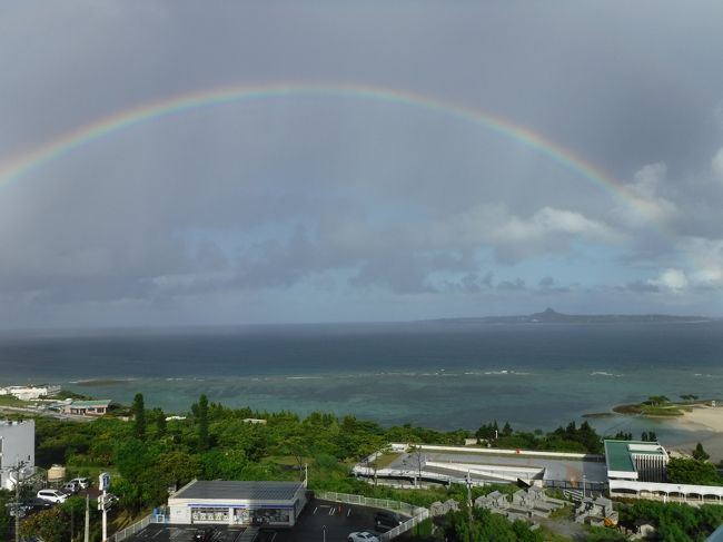 慶良間諸島の座間味島に行くつもりで来た沖縄だったのですが、台風の影響で高速艇が欠航してしまいました。<br /><br />１日目は本部の「ゆがふいんBISE」に宿泊し、【備瀬のフクギ並木】と【美ら海水族館】を観光。<br />２日目も、AM8：15から入館可能だったので、朝一番で【美ら海水族館】にGO！<br />１日目に時間切れで入館できなかった「ウミガメ館」や「オキちゃん劇場」も見て回りました。<br /><br />その後、路線バスで名護に行き、タクシーで恩納村の「かりゆしビーチリゾート・オーシャンスパ」へ。<br />【かりゆしビーチ】で波は高かったですが、せっかくの沖縄なので、海を楽しんでから、那覇へ向かいました。