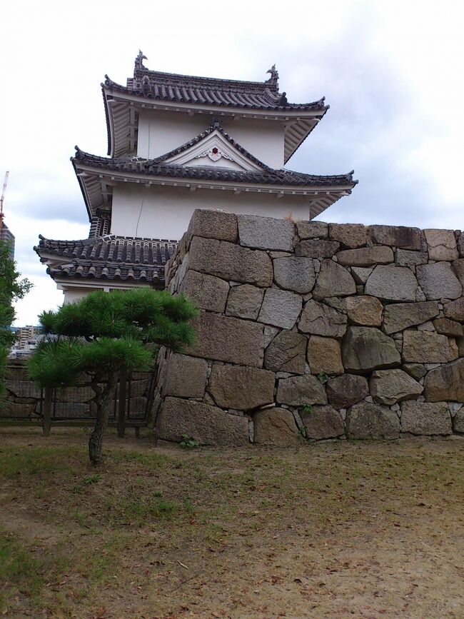 日本の標準時の明石市立天文科学館と明石城址公園