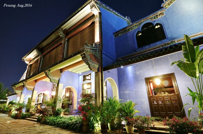ペナン島の中心地ジョージタウンは、東西交易で発展した18世紀以降の歴史を今に伝えるコロニアル調の建物が数多く点在し、その街並みは2008年7月にユネスコ世界文化遺産に登録されました。<br />そんなジョージタウンは、マレーシア有数のグルメタウンでもあり、ご当地グルメを楽しみながら歴史散歩を楽しむことができる最高の場所なんです。 <br /><br />３年ぶりにマレーシアとシンガポールを旅してきました。<br />その日程は・・・・<br />1日目　成田→クアラルンプール<br />2日目　クアラルンプール→シンガポール<br />3日目　シンガポール<br />4日目　シンガポール→ペナン島<br />5日目　ペナン島→マラッカ<br />6日目　マラッカ→ペナン島<br />7日目　ペナン島→クアラルンプール<br />8日目　クアラルンプール→成田<br />殆ど毎日、飛行機で移動を繰り返す5泊8日の「弾丸トラベル」です。<br /><br />前回はクアラルンプールからの日帰り旅<br />そして今回は、ペナン国際空港⇔バトゥ・ブレンダム空港（マラッカ空港）間を就航するMalind Airの国内線を利用し、何と２回も訪問してしまいました～＼(^o^)／<br /><br />旅のテーマは「世界遺産巡り」と「幻想的な夜景」<br />では、世界遺産ジョージタウン<br />別名：Ｂ級グルメ天国、スタートします。<br /><br />前回のペナン島旅行記<br />http://4travel.jp/travelogue/10738032<br />