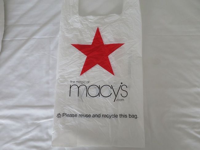 Macy&#39;s (Micronesia Mall)<br />メイシーズ (マイクロネシアモール店)<br /><br />JCBの15%ビジターセービングパスは空港のJCBカウンターで<br />もらいましたが、メイシーズ店内(あちこちにポスターあり)や<br />マイクロネシアモールの真ん中にあるカウンターにも用意されていました。