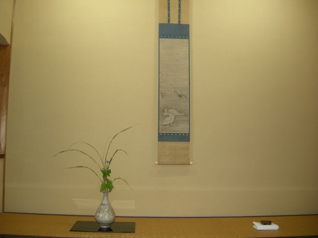 事前の予定では8月31日に出掛け一泊して翌日と2日連続で茶席に入るはずでしたが、運悪く台風10号が当地にジャスト直撃しそうで電車ダイヤが乱れる恐れがあったので急遽前倒しして27日日帰りの予定で出掛けた。<br />美術館滞在時間は1時間弱で電車とバスに載ってる時間は8時間でしたが初めて本物の高麗茶碗(李氏朝鮮時代に朝鮮半東各地で焼かれた陶器)の一種である三島茶碗で茶を喫するという何にも代えがたい時間を過ごしてきました。 これまで楽長次郎をはじめ国産の茶碗では飲んだことが有りますが高麗茶碗ではほとんど飲んだ記憶が無いので記憶に残る一会でありました。<br />
