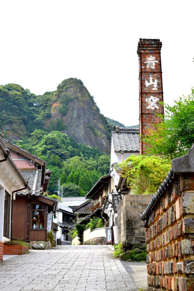 切り立った屏風岩が独特な景観をつくりだす伊万里　大川内山（おおかわちやま）<br /><br />２０１６年６月１８日から８月３１日迄開催の伊万里「風鈴まつり」の<br />イベントの1つで催されている<br />「窯元おかみのテーブルコーディネート展」と「青山窯」に伺いました<br /><br /><br /><br />