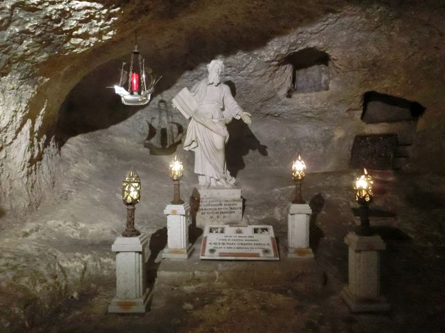 「聖パウロ教会」は「ラバト」にある「聖パウロ」が「マルタ島」に漂着した際に「地下洞窟に隠れ住んだとされる場所」に「１７世紀」に建てられた「ロレンツォ・ガッファ」の設計による「バロック様式の教会」です。<br /><br />写真は「聖パウロ教会の地下」の「カタコンベ」の「聖パウロ像」です。