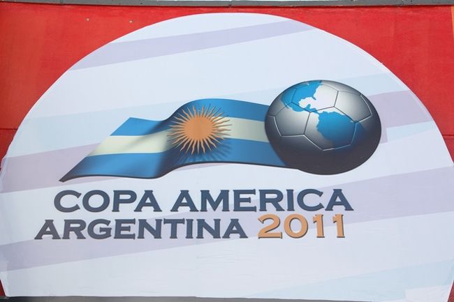 哀愁のタンゴ,情熱の都アルゼンチンとCopa América vol 7は、LA PLATA編です。<br /><br />朝一番でBuenos Airesで一番有名なカフェ『Cafe Tortoni』で朝ご飯。<br />念願のチュロスと『Submarine』を堪能してご機嫌♪<br /><br />それからバスでLA　PLATAへ。Copa América ３位決定戦ペルー対ベネズエラ戦を観戦！<br /><br />夜はBuenos Airesで絶品ステーキを味わいました。お肉万歳！！