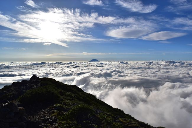 南アルプス縦走登山、2日目はいよいよメインの聖岳へ。<br /><br />この日は雲海がとにかく素晴らしい1日で、陽が昇るにつれて刻々とその色を変える雲の景観がとても印象的でした。こういう景色は狙おうと思ってもなかなか見れないものなので、嬉しかったです。<br /><br />▼ブログ<br />http://bluesky.rash.jp/blog/hiking/hijiridake2.html