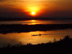 ラオス旅その２　夕日が美しい川沿い、そこはエアロビ会場だった～！