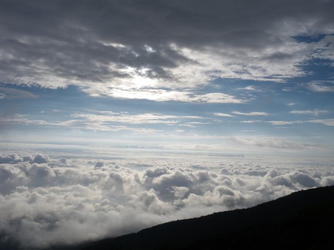 最近、夫がちょっと歩くと「膝が痛い」だの言うようになったので<br />夫の老化がこれ以上進む前に、いつかは一緒に行こうと思っていた富士山へ登ってきました。<br />私は15年ぶり2度目の富士登山です。<br /><br />初めは登山を渋っていた夫も、行くと決めたら覚悟したようで「行くからには山頂まで行く」と。<br />迷走してる大型台風10号が南大東島付近の海上にあり、天気予報は悪くなる一方<br />帰りは雨に降られる覚悟で行きましたが、予想よりも早く降り始め、土砂降りの中の下山となりました。<br /><br />心配していた夫の膝ですが、私がフルマラソンの時に愛用してる「ひざかんたん」を両足に装着していったおかげか、痛がること無く元気に降りて来れました。<br />一方私は、山頂で食べたチョコレート菓子に胸焼けし、胃薬飲みながら下山。<br />覚悟してた(軽い高山病で)頭痛とダブルパンチ、それに土砂降りの雨、最後(7合目位から）はカッパから染みた雨でずぶ濡れになり、非常に過酷な下山となりました(^^;<br /><br />雨具はoutdoorメーカーの物でしたが、ゴアテックスでは無く、ものすごい土砂降りだったので雨量に耐えられなかったようです。<br />雨の登山の可能性がある場合は、ゴアテックスを用意することをオススメします。夫のゴアテックスは快適だったようですから。<br />（雨の浸透がひどかったので、帰りに購入先に寄って聞いたら、いろいろ確認してくれてそういう回答がありました。）<br /><br />私は人生最後の富士登山のつもりでしたが、夫は「今度は天気のいい時に登ろうぜ」と言っててぶったまげました。<br />あたしゃ、もう、富士山はお腹一杯だよ(笑)<br /><br />下山後は富士吉田のホテルで1泊<br />翌日は箱根のいつもの保養所に1泊してきました。<br /><br />