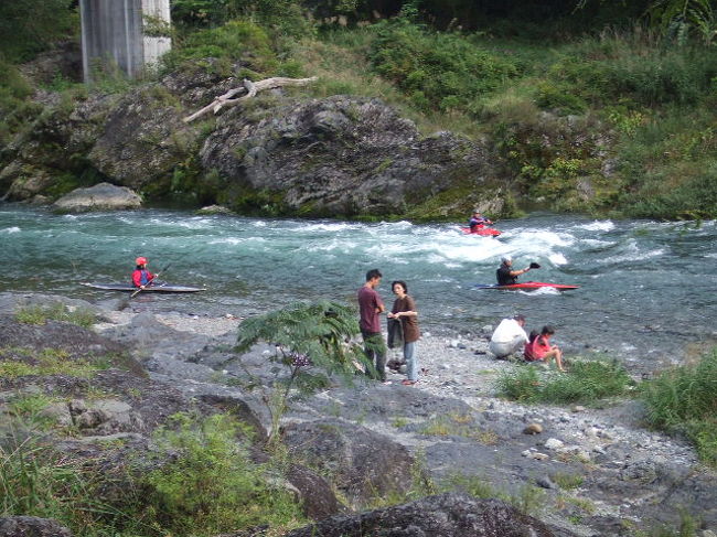 御岳山･御岳渓谷 2006/09/30<br /><br />兄弟で行きました。<br /><br />アクセス：<br />【御岳渓谷】JR青梅線御嶽駅下車<br />【御岳山】JR青梅線御嶽駅からバスまたは徒歩（奥多摩方面へ少し歩くと川を吊橋で渡る近道があります）でケーブルカー御岳登山鉄道滝本駅まで行き、同御岳山駅下車。