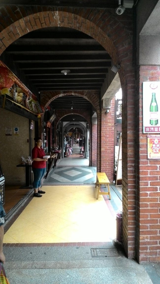 お正月に久しぶりに台湾旅行してから、台湾熱がぶり返し中のため、バニラエアのセールで思わずチケットを購入してしまいました。<br />エアチケット2人分が、手荷物のみ座席指定有で28,800円。<br />ホテルは、格安で探し龍山寺の龍山商旅、2泊で約10,000円。<br />帰りは、深夜1:50発なので、2泊4日の旅です。<br /><br />以前から夫が行きたがっていた、テレサ・テンのお墓「yun園」に行くことを1番の目的にした旅です。<br />