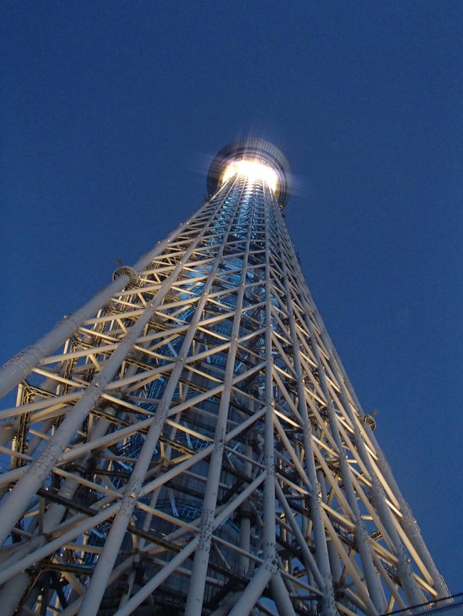 その日は大手町に所用があり、夫は午後半休を取り、東京駅で待ち合わせ。夫と駅で待ち合わせだなんて、何十年ぶり?<br /><br />ランチを食べ終わってもまだ所用までには時間があり、仕方なくカフェに入り時間をつぶしていたのだが、夫がお手洗いに立った約3分間で私はいいことを思いついた!<br /><br />「ねね。用事が終わったらスカイツリー行ってみない?」<br /><br />さて無事用件が済んで15時半@大手町。<br /><br />そんなわけでそこから僅か30分足らずの今回の旅先は、東京スカイツリー。ちなみに初訪問です。<br /><br />(閑話休題)<br />それにしても今は良い時代です。3分あればスマホで情報がサクッと得られるんですものね。あまり旅先で盛りだくさんの観光はしない私なのですが、たまの観光も、いつも大体私の「ねね。」で始まります。初めての「ねね。」はハネムーンで訪れたフィレンツェで、午前のツアー観光「ウフィッツィ美術館」で気分が悪くなり、タクシーで夫と二人早退して、ホテルでひと寝入りさせてもらって元気になったときでした。「ねね。ピサの斜塔見に行かない?」――この時代は「地球の歩き方」がバイブルでした。30分ほど熟読して出かけていった覚えがあります。今回、スカイツリーへ向かう途中、「ピサの斜塔のときみたいだねw」と夫と昔を懐かしんだのでした。26年経っても私って変わってないんだな(ノ∀`)<br /><br />