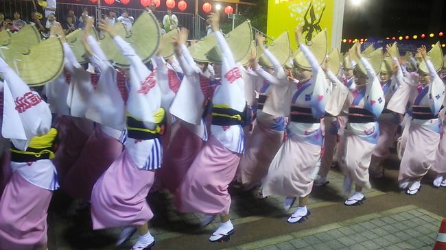 ご覧戴きましてありがとうございます。<br /> 2016年8月13日と8月14日の2日間、徳島市内で8月12日~8月15日の間開催される「阿波おどり」を観覧すべく旅行に行ってきました。<br /> 自宅のある静岡県浜松市から兵庫県神戸市の舞子というところまでは「青春18きっぷ」を使い、主に東海道本線・山陽本線の普通列車・快速列車を乗り継ぎ、舞子から徳島市内までは明石海峡大橋を通る高速バス「阿波エクスプレス」を利用しました。<br /> 前回からは阿波おどりの観覧についての様子を紹介し、前回では無料演舞場で阿波おどりを観覧した時の様子を中心に紹介しました。今回は誰でも参加可能である「にわか連」に参加した時の様子を中心に紹介します。