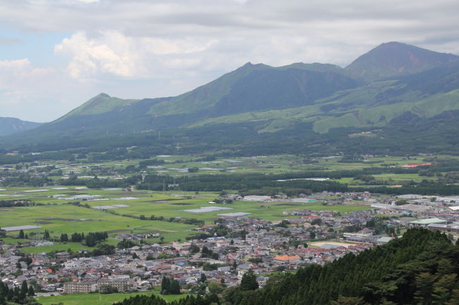 2016年8月6日<br />九州ふっこう割を利用した山鹿温泉への一泊旅行。<br />山鹿で一泊した後は阿蘇から宮崎県の高千穂峡へ向かいました。<br />この旅行記は、阿蘇編です。<br /><br />前の旅行記は↓<br />http://4travel.jp/travelogue/11162367<br /><br />山鹿市立博物館を見た後、カーナビに「高千穂峡」とセット。このナビどおりに行くと地震の影響で通行止めだらけ。ナビでは「行ける」となっている道も現地に行くと「通行止め」。やはりナビより現地の案内板に従うのが一番早道でした。