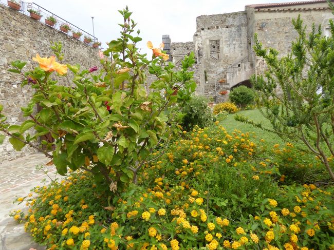 夏の優雅な南イタリア周遊旅行♪　Vol249(第13日)　☆Agropoli：美しいアグロポリ城「Castello di Angioino-Aragonese」　花と古城の競演を眺めて♪