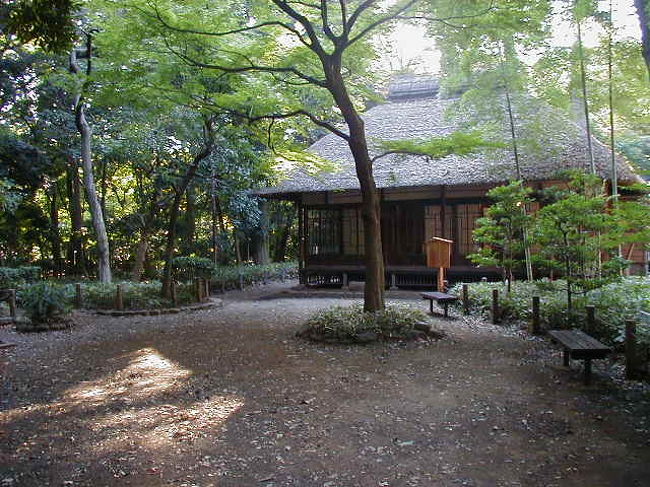 蘆花公園散策 2005/01/02<br /><br />蘆花恒春園は、都立公園で、周りにある広場なども含めて芦花公園とも呼ばれています。かつては文豪・徳富蘆花の旧宅であり、その後、公園として一般に公開されました。<br />アクセス:京王線・芦花公園駅または千歳烏山駅徒歩15分<br />