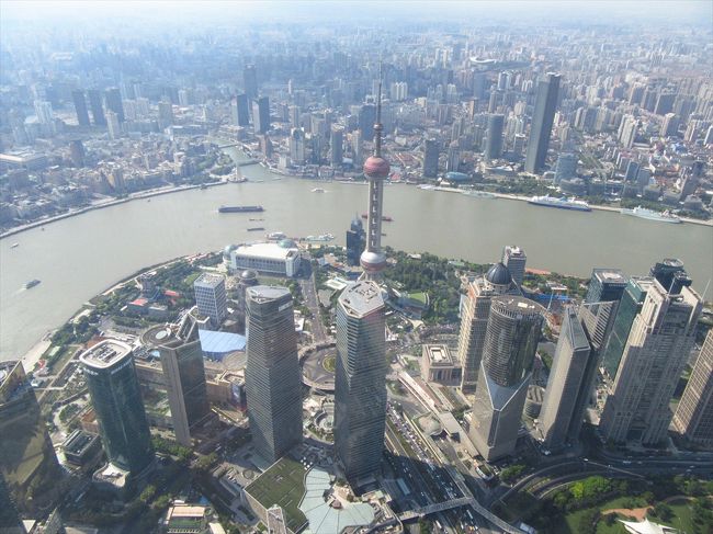 さて食事のあとやってきたのは<br />上海中心大厦（上海タワー）！<br />バージュ・カリファに続く、<br />世界第2の高さのビルです。<br /><br />上海駐在中にオープンする予定が<br />どんどん遅れてやっと最近オープン。<br />今回初めて展望台に行きました。<br />今回は時間が無かったので昼間ですが<br />次回は夜景を見に行きたいなぁ。<br /><br />★　上海中心大厦（上海タワー）　★<br />オープン時間：9:00～21:00<br />入場料：160元<br />（8月28日現在）<br /><br /><br />★★　一時帰国8/26～8/29スケジュール　★★<br />8/26　CI678　香港8:20→桃園10:00、CI168　桃園14:30　→　静岡18:40　（浜松の自宅泊）<br />8/27　（浜松の自宅泊）<br />8/28　（浜松の自宅泊）<br />8/29　MU292　名古屋8:55　→　上海10:15、MU723　上海浦東18:50　→　香港21:30<br /><br />★★　一時帰国8/26～8/29滞在記　★★<br />01★スカイリモで深センから香港空港へ　中華航空利用　香港空港スカイチームラウンジ<br />http://4travel.jp/travelogue/11164494<br />02★中華航空利用　香港から桃園へ　桃園で静岡便乗り継ぎ　桃園空港第二ターミナル中華航空ラウンジ<br />http://4travel.jp/travelogue/11164762<br />03★浜松★食べてただけ？と＜祝＞天浜線と集集線姉妹提携<br />http://4travel.jp/travelogue/11164785<br />04★静岡★タイフェスティバル？<br />http://4travel.jp/travelogue/11164800<br />05★セントレアグローバルラウンジ　と　東方航空利用　セントレアから上海浦東空港へ<br />http://4travel.jp/travelogue/11164914<br />06★上海浦東空港到着　乗り継ぎカウンターの場所が変わってた　（名古屋～上海浦東～香港）<br />http://4travel.jp/travelogue/11164987<br />07★上海★ノンホウ！乗り継ぎで戻ってきたよ古巣の上海　～上海環球金融中心周辺ぶらぶら～<br />http://4travel.jp/travelogue/11165088<br />08★上海★ノンホウ！乗り継ぎで戻ってきたよ古巣の上海　～世界で二番目に高い上海中心大厦（上海タワー）展望台へ～<br />http://4travel.jp/travelogue/11165203<br />09★上海★浦東空港T1東方航空21番ラウンジ　東方航空利用　上海から香港へ<br />http://4travel.jp/travelogue/11165222<br />10★香港★香港到着！太興で夕食　そして　バス乗り継いで深センへ<br />http://4travel.jp/travelogue/11165228