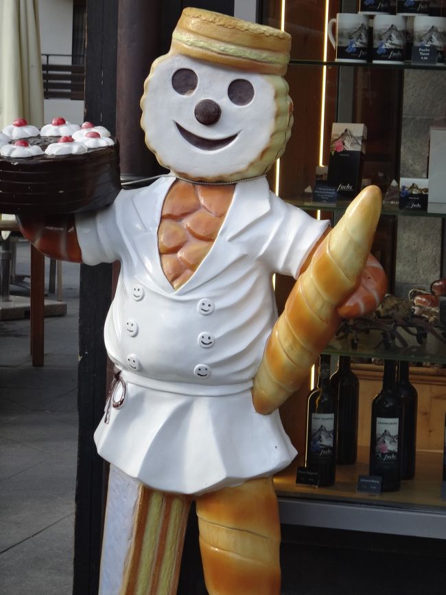 2016盛夏　初めてのスイス旅で私が出会った風景　⑧広場に店先に・・・彼ら（スタチュー達）は立っていました