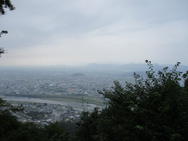 岐阜城（ぎふじょう、岐阜県岐阜市金華山天守閣）は金華山（稲葉山）に造られた山城で、永禄１０年（１５６４）尾張を統一した織田信長（おだ・のぶなが、１５３４～１５８２）は念願の美濃攻略を成功させ斎藤龍興（さいとう・たつおき、１５４７～１５７３）から奪取し、それまでの縄張を破却し新たに築城したとされます。<br /><br />この年信長はそれまでの本拠である小牧山城から移転し城を「稲葉山城」から「岐阜城」に、町名を「井ノ口」から「岐阜」に改め、天正４年（１５７６）岐阜城を嫡男信忠に譲るまでの間、「天下布部武」の朱印を用いて天下統一をかかげ、楽市楽座の奨励を積極的に推進し城下町の発展に尽くします。<br /><br />天正１０年（１５６７）本能寺の変にて上洛中の信長及び信忠が死亡、明智光秀を打ち破った秀吉が主催するいわゆる清洲会議にて信長遺領の配分が決められ、岐阜城には信長三男の神戸（織田）信孝が伊勢神戸城から移ります。<br /><br />文禄元年（１５９２）信長の嫡孫にあたる織田秀信（おだ・ひでのぶ、１５８０～１６０５）が安土城から入城するも、慶長５年（１６００）関ケ原合戦の前哨戦の際に家康軍に攻められ開城、翌年廃城となり天守閣、櫓、石垣等を加納城築城に当り移築となります。<br /><br /><br />現地で入手したパンフレットには下記の通り紹介されています。<br /><br />「　岐阜城　信長公・道三公ゆかりの城<br /><br />岐阜城は、かつて稲葉山城と称していました。金華山頂にはじめて砦を築いたのは、鎌倉幕府の執事二階堂山城守行政と伝えられています。戦国時代には、斎藤道三の居城でもあったところです。特に岐阜城の名を天下に示したのは,<br />永禄１０年（１５６７）（一説には永禄７年）８月、不出世の英傑織田信長がこの城を攻略し、この地方一帯を平定するとともに、地名も「井の口」を「岐阜」と改称し、天下統一の本拠地としてからでした。<br /><br />しかし、慶長５年（１６００）８月、関ケ原合戦の前哨戦の際信長の孫秀信が西軍に味方したため、東軍に攻め入られ、激戦の末落城しました。<br /><br />翌慶長６年、岐阜城は廃城となり天守閣、櫓等は加納城に移されました。<br /><br />現在の城は、昭和３１年７月、岐阜城再建期成同盟によって復興されたもので、鉄筋コンクリート造り、三層四階構造で延べ４６１.７７ｍ2、棟高１７.７ｍの威容を誇ります。」<br />