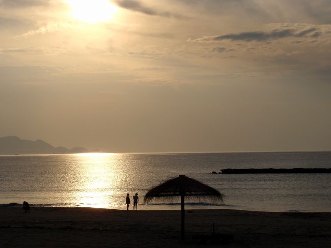 今年の夏は台風が多く暑い日が続いているので夕涼みを兼ねて日本海の夕陽を眺めに出かけてきました。<br />日本海に行くのなら、美味しいお魚料理もいただきたいと思い、前から気になっていた宿泊すればトドになる『海舟』に1泊することにしました。<br />天気は良かったものの残念ながら夕陽は見ることができませんでしたが、ホテルのうたい文句通りトドになって帰ってきました。<br />これからどうやって体重を減らそうか悩んでいます。