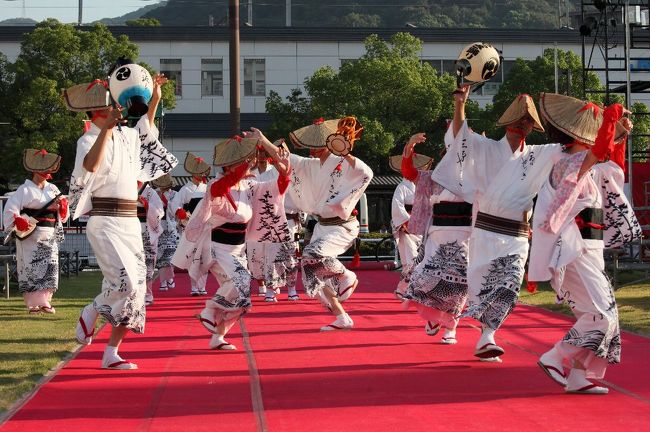 第41回目を迎えた、『三原やっさ祭り』に行った。<br />初日の１３日（金）早朝の『連れ弾き』<br />２日目の１３日（土）4500人総踊り　〜やっさレッド プロジェクト〜<br />最終日の１４日（日）やっさ花火フェスタ<br />