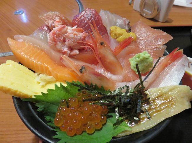 一日目は金沢市内を満喫。近江町市場、金沢城公園、武家屋敷跡、21世紀美術館を巡りました。近江市場で食べた海鮮丼が美味しすぎてビックリ！！