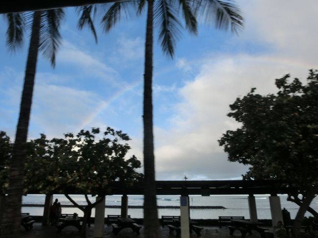 <br />今年も行ってまいりました！ハワイ(*^_^*)<br /><br />ここ数年は秋にハワイに行っていましたが、<br /> 今回は夏ハワイ。<br /><br /> ７月にハワイに行くのは、かなり久しぶりです！<br /><br /> 宿泊はいつもの<br /> モアナ・サーフライダー・ウェスティン・リゾート＆スパに<br /> お世話になりました。<br /><br />いつも秋に宿泊しているので、<br /><br /> 「ずいぶんお早いお帰りで〜」と言われながら(笑)<br /><br />初の６泊８日間のハワイでした(*^_^*)<br /><br />夏ハワイは、お花が綺麗！<br />お花の写真もたくさんご紹介したいと思います。<br /><br />やはり、楽しい時間は一瞬と感じましたが、<br />いつもより、長めに滞在でき、幸せな旅になりました。<br /><br />５日目は、KCCファーマーズマーケットへ！<br />虹にも出会えました(*^_^*)