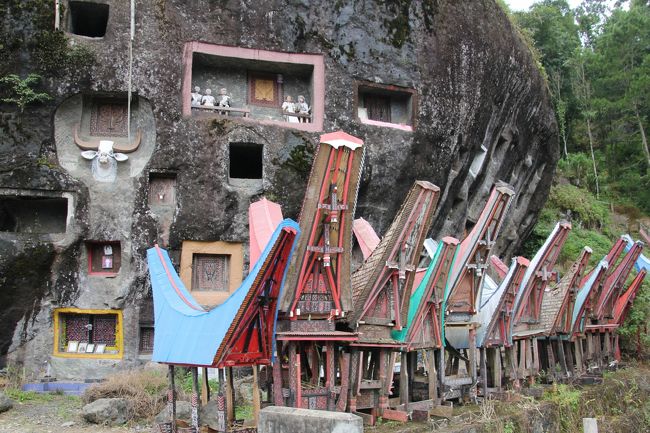 スラウェシ島　タナ・トラジャの旅（５）～ボリの葬祭広場、岩窟墓ロコ・マタ～