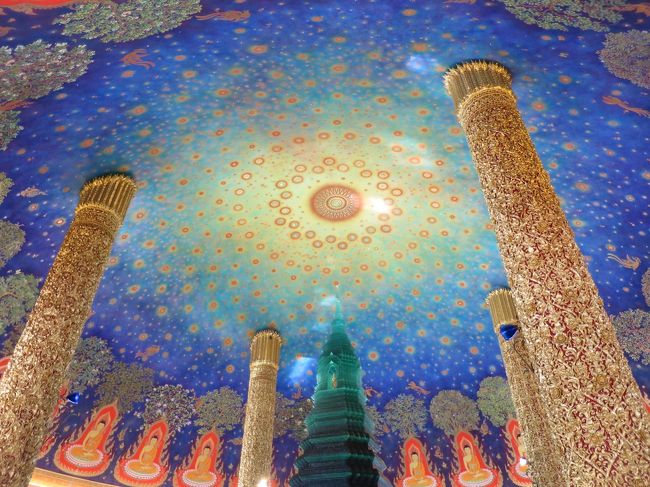 君は小宇宙(コスモ)を感じる事ができるか!?<br /><br />という事で、4Travelの口コミページでワットパクナムの神秘的な仏塔の写真を見てしまったので行ってきた。<br /><br />と、今、どはまりのタイカレーも食べに行ってきた。