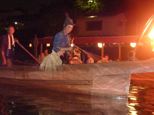 宇治川の鵜飼　―　匠と鵜がおりなす華麗な世界 <br />http://www.kyoto-uji-kankou.or.jp/topics/ukai2016.html<br /><br />今までに、ニュースなどでしか見たことが無く、初めて見に行きました。<br />鵜飼いは、独特の装束をまとい、全国でも珍しい女性の鵜飼いでした。<br />良く飼いならされて、その技術は素晴らしいと思います。<br /><br />京都のバリアフリー観光・旅行お役立ち情報<br />http://matome.naver.jp/odai/2136877283891323601<br /><br />