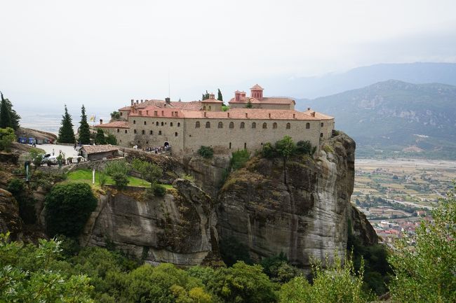 ギリシャの旅3日目は、メテオラ観光。<br />メテオラは、ギリシア北西部、セサリア地方北端の奇岩群とその上に建設されたメテオラ修道院群からなる文化・自然複合のユネスコ世界遺産です。<br />メテオラでは現在、6つの修道院が活動中ですが、訪問したのは『ヴァルラーム修道院』と『アギオス ステファノス修道院』の2つです。