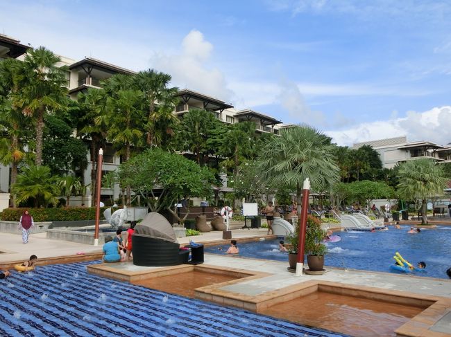 タイのプーケットはビーチリゾート天国、ありとあらゆる宿泊施設がそろい、旅好きの者にとっては人気の場所である。<br />私は以前からマリオットバケーションクラブに興味があり、今回、友人の好意でプーケットのバケーションクラブに滞在することが出来た。 1ユニットの客室面積は97?もあり、ダイニング・リビングルーム、マスターベッドルーム、ゲストルーム、バルコニーを合わせると日本の普通のホテル4室分くらいの広さになる。<br />日本ではあまりお目にかかれない豪華なバケーションクラブの施設に驚く。<br /><br />◎私のホームページに旅行記多数あり。<br />『第二の人生を豊かに』<br />http://www.e-funahashi.jp/<br />(新刊『夢の豪華客船クルーズの旅<br />ー大衆レジャーとなった世界の船旅ー』案内あり)