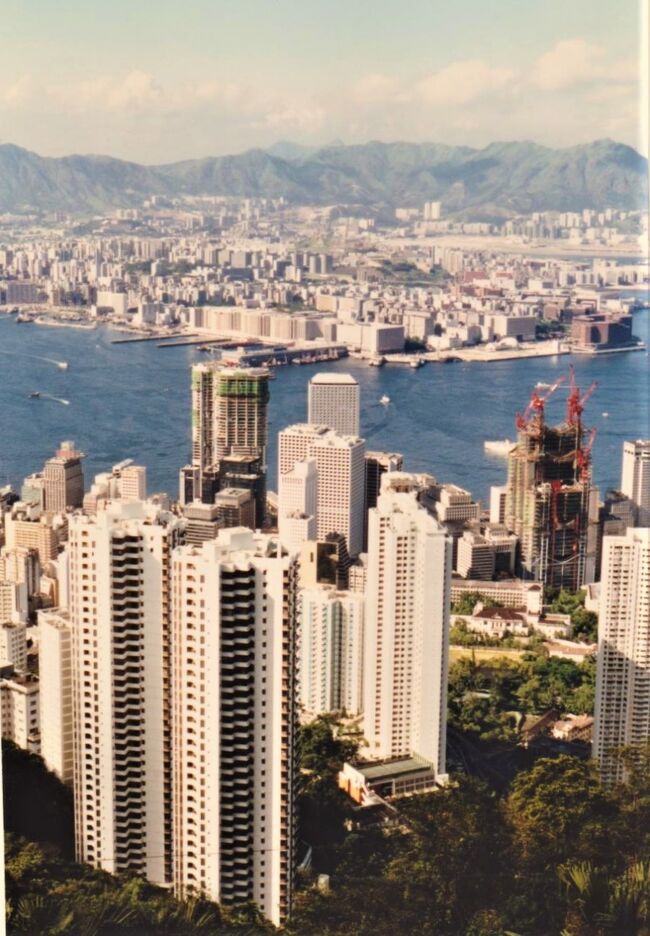 (昔の写真を振り返るシリーズ: 2016年9月ごろ、この旅行記は執筆したようですが、投稿日の記録が、以前はあったのですが、いつの間にか消失しています。残念ですね。<br />香港は、その後、近寄らなくなりました。行きたいとも思いません。今また、デモなど活発化しているようですが、その内、押さえつけられるでしょう。以下は、2016年秋に書いたものです。(追加:2019年6月))<br /><br />香港は1997年7月1日にイギリスから中国に返還され、心配されていたように、だんだんと香港らしい魅力を失っていった。私が最初に香港を訪問したのは1984年7月中旬ごろである。<br /><br />キャセイ・パシフィックで福岡空港から香港経由でヨーロッパ便が飛んでいたころは何度か利用した。しかも、香港での待ち時間がやたら長い時もあって、それはそれで香港の町に飛び出て、美味しい中華料理を楽しんだものだ。返還後の1999年だったか、各国の大学の幹部が参加する国際会議が香港であったが、もうその時は北京大学関係者がしゃしゃりでて、香港大学の上にたつ態度が露骨だった記憶がある。中国の話題を出すのを香港の人はいやがっていたものだ。ただ、香港の方々にはその会議ではよくしていただいたが、北京政府の噂話を避けているようであった。香港のイメージがだんだんと劣化していったと思う。(特に香港の英字新聞の劣化が激しかった。返還前の英字新聞はちゃんとしたものがあった。だが、北京への遠慮からだろう。。。香港の英字新聞は明らかに劣化していった。日本ではなにも遠慮する必要はないのに新聞の劣化は常に激しい。。。)ただ、料理はまた食べたいと思うような場所がある。<br /><br />この1984年の最初の訪問で一番すごい経験はペニンシュラ・ホテルでの食事であった。洗練された英国の上流階層の雰囲気が維持されていた。シンガポールのラッフルズでも感じたことだが、英国風にやっと関心が出始めたように思う。英国には1986年に初めて行くことになったのだ。それからは繰り返し英国に行くようになった。この時の香港、それも、ペニンシュラ・ホテルでの体験は私には意外と英国(の主流派文化)に興味を持つきっかけになったかもしれない。当時の香港には、正当的な英国文化のエセンスも残っていたからだ。