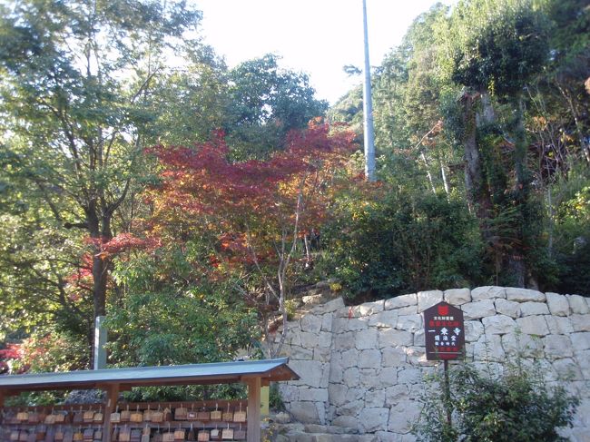 姫路駅⇒（神姫バス「法華山一乗寺経由社行き」（所要35分）バス停法華山一乗寺→境内入口はバス停直ぐそば（1時間20分散策）→（直ぐ）バス停法華山一乗寺⇒（神姫バスで所要35分）姫路駅<br />　　　　　　　　<br />　（1）一乗寺<br />　　西国三十三ケ寺の第二十六番札所で天台宗の一寺。創建は650年（伝）。開基は法道仙人(伝）。本尊は聖観世音菩薩像（重文）。文化財は「国宝」　三重塔、等「重文」　金堂（1628年建立）、護法堂（鎌倉時代建立）、妙見堂、弁天堂（室町時代建立）等多くを有する。バス停そばにある境内入口を入る。参内両300円を払う。山門はない。正面の階段を登る。左手に常行堂がある。さらに階段を登ると左手に国宝三重塔1171年建）がある。さらに階段を登ると正面に金堂（本堂）(1628年建）（重文）、その右手に鐘楼（江戸時代建）。本堂の裏手には護法堂（鎌倉時代建）（重文）がある。さらに左奥には妙見堂、弁天堂（室町時代建）（重文））がある。本堂裏手から北に奥の院にむかう。階段を登ると奥の院開山堂がある。さらに４分ほど登ると、「賽ノ河原」に着く。お地蔵さん、九重の石塔がある。入口にもどる。　入口手前の左手奥に太子堂がある