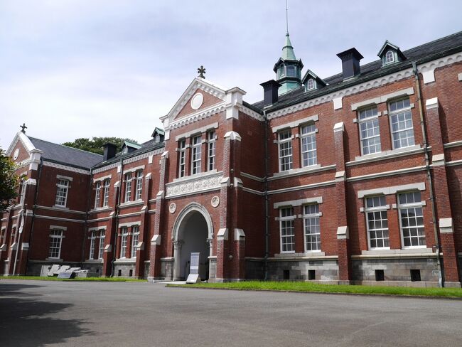 <br />欧米系の訪日外国人に人気が高い初秋の皇居東御苑を散策してみた。また、隣接する北の丸公園にある所蔵作品展の写真撮影が可能な東京国立近代美術館、明治時代の赤レンガの洋風建築「工芸館」(旧近衛師団司令部庁舎)にも行ってみた。