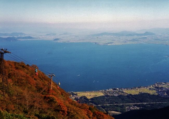 　日本三百名山の一つに選ばれている比良山系の蓬莱山(1174.2m)。山上からは広大な琵琶湖の眺望が広がり、ロープウェイの山頂駅のある打見山(1108m)からリフトで結ばれ、労せず登頂することができます。<br />打見山から蓬莱山にかけての琵琶湖のパノラマは、一般的な滋賀県の観光地(登山対象地を除く)の中では、文句なく一番の絶景でしょう。<br /><br />　打見山から西の蓬莱山、その北のつつじヶ丘から白滝(谷)平、そこから東の汁谷、そして南に戻る打見山の尾根と谷を周回するルートには五基のスキーリフトがあり、かつては5月中旬から10月中旬の土日祝日には観光リフトとして利用され、広範囲の尾根と谷を約1時間(リフト間の歩行時間は10数分)かけて空中回遊できるようになっていました。<br /><br />その円内や周辺には宿泊施設や喫茶、レストラン、ゴーカート、フィールドアスレチック、大滑り台、グラススキー等があり、冬期にはスキー場がオープンし、また、比良山系各山への登山中継地でもあり、四季を通じて観光客や登山客が訪れていました。この観光地を「びわ湖バレイ」と言います。<br /><br />ただ、残念なことに現在、びわ湖バレイのホームページを見ると、観光リフトは「夏山リフト」と改称され、ＧＷや夏休み期間等のみの営業になっており、稼働リフトも打見山から蓬莱山にかけての二基のみ。但し、5万円支払えば期間外でも稼働させて貰えるケースもあるようなので、セレブな方はどうぞ。<br /><br />また、現在ではレジャー施設のアトラクションがダイナミックになっており、空中をターザンの如く移動するものもある模様。<br /><br />私が訪れた時、観光リフトは打見山から蓬莱山にかけての二基(打見リフトとホーライリフト)と、打見山から北西に谷を下る汁谷リフト(1号リフト)の三基のみ稼働していました。<br />まず、びわ湖アルプスゴンドラ(現在、速度が上がった「びわ湖バレイ・ロープウェイ」に)山頂駅の「レストラン・レイクビュー」で食事、いつものように酒を三合ばかり飲み、千鳥足で打見リフト(2号リフト)へ。<br /><br />笹平でホーライリフト(3号・6号リフト)に乗り換え、蓬莱山頂へと。山頂からは360度のパノラマが広がっています。<br />蓬莱山からは南西の小女郎峠へと、見渡す限りの大平原を下って行きましたが、終始、比良山系やびわ湖の展望が続きます。<br /><br />20分ほどで十字路の小女郎峠で、これを右折してほどなく行くと小女郎ヶ池です。この池では昔、お孝という若い人妻が池の主の大蛇に魅入られ、大蛇との間に赤ん坊をもうけてしまいました。しかしお孝は赤ん坊を自分では育てられないからと、人間の夫の方に子を託し、自分の片目を刳り貫き、それを子供にしゃぶらせるようにと言って、池の中へ消えていったのでした。<br /><br />池の散策が終わると蓬莱山から打見山までリフトで戻った後、汁谷リフトに乗って、キャンプ場やレジャーセンターのある汁谷まで行き、白滝谷沿いの登山道を下って落差25mの夫婦滝を往復し、帰路に着きました。<br /><br />びわ湖バレイのサイトはhttp://www.biwako-valley.com/topics/2128<br /><br />帰りのゴンドラからも琵琶湖の写真を撮っていたのですが、帰宅後、現像してみると一枚の写真に奇妙な光る枝のようなものが写っていました。’02年頃、高知県須崎市の角谷山で撮った写真にも無数の「光の枝」のようなものが写り込んでおり、心霊写真の一種ではないかと思われます。因みにいずれの場合も、写真を撮ってから1年以内に仕事に於いて災難に見舞われました。