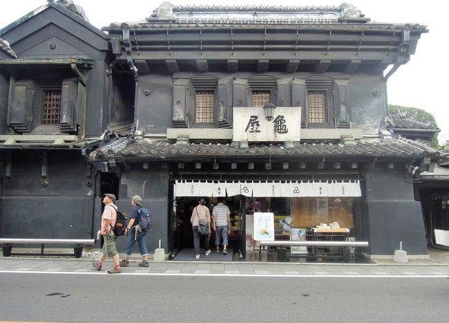 蔵の街と言われる小江戸川越・・・夫は以前から気になっているらしい。<br />台風と台風の晴れ間の残暑厳しい日曜日。遠そうだけれど行ってみよう！ということに。<br /><br />川越は電車でも車でもアクセスが良いって聞いてたけど本当に近い。<br />今は高速が網羅しているから1時間40分ほどで到着できた！<br /><br />蔵の街並みは右を見ても左を見てもとにかく芋、芋、芋の店・・・<br />初めての川越では名所も回らず、美味しいもの巡りだけの一日になった(ﾟ∇^*) ♪