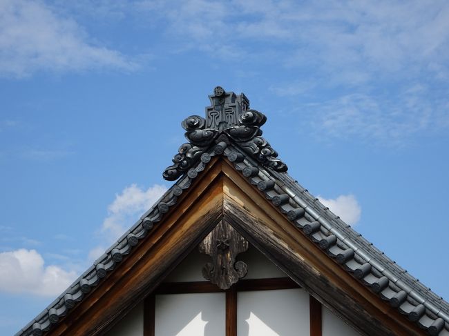 京都伏見にある石峰寺は、黄檗宗の禅寺です。<br /><br />伊藤若冲は黄檗宗に帰依し、そして晩年は石峰寺に草庵をむすび、そこに住んでいました。<br /><br />そんな関係から、石峰寺では９月１０日の若冲忌にあわせて、若冲の作品が特別展示されます。<br /><br />ことしは若冲生誕３００年ということもあり、１０日間に期間を延長し、そして本邦初公開の軸を含め、展示数も増やしています。<br /><br />これは是非拝観しないといけないですね。<br /><br />また伏見稲荷大社と石峰寺とはすぐ近く、石峰寺の後は伏見稲荷大社にお参りします。<br /><br />【写真は、石峰寺本堂の屋根です。】