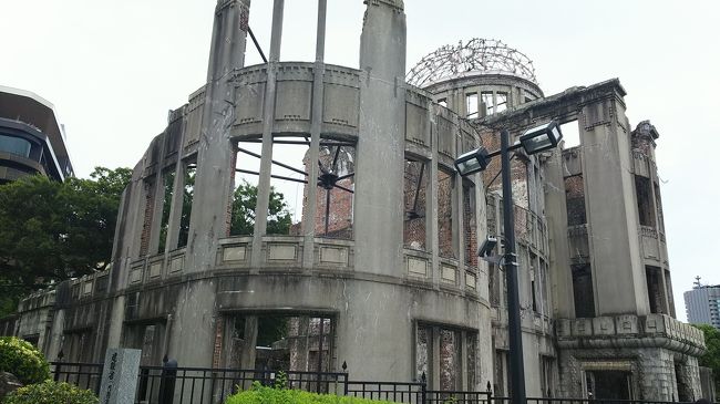 学生時代の友人4人で広島を旅してきました。<br /><br />卒業後は、年に何回か それぞれの場所から集まれる人が集う仲です。<br />4人での旅行は正に卒業旅行以来で、何十年ぶりだか!<br /><br /><br />1日目:オタフクソース工場見学<br />2日目:宮島、吉川晃司ライブ鑑賞、広島みなと 夢 花火大会鑑賞<br />3日目:原爆ドーム、平和記念公園