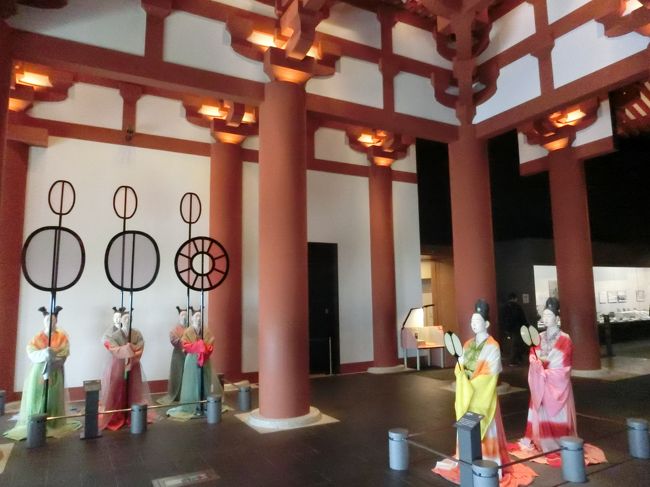 「大阪歴史博物館」は「２００１年（平成１３年）」に開館した「館蔵資料１０万点」を超えている「大阪の歴史」を紹介した「歴史博物館」です。<br /><br />写真は「古代フロア」に展示されている「難波宮の大極殿」です。