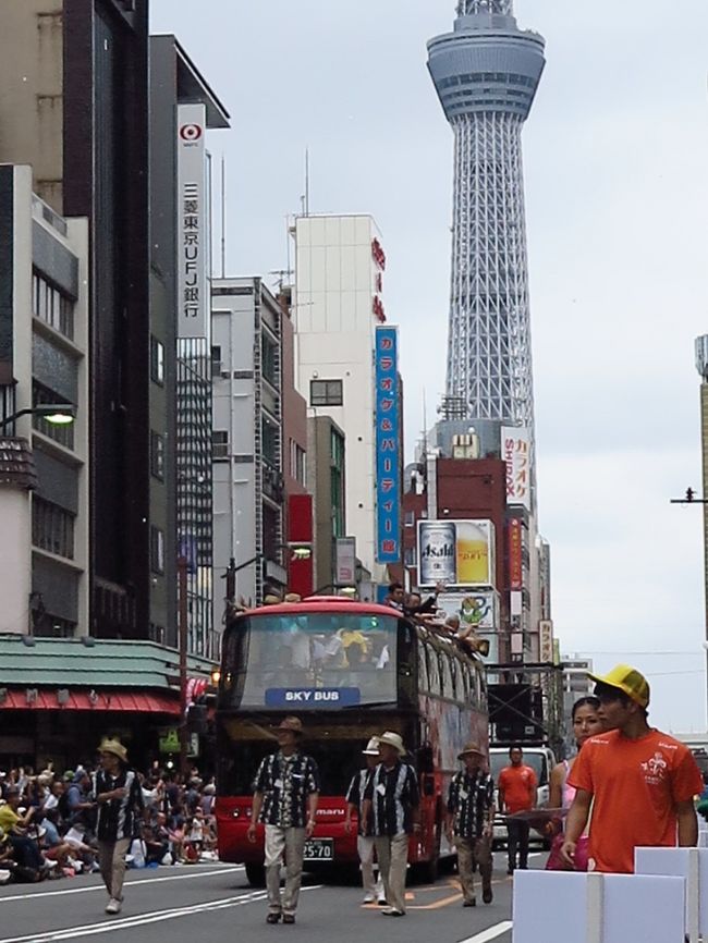 浅草サンバカーニバルは、東京都台東区浅草で行われるサンバのパレード及びコンテストである。第1回は1981年に行われ、2016年で35回を迎えた。日本で最大のサンバカーニバルのコンテストとして知られる。<br />浅草サンバカーニバル実行委員会による主催で、毎年8月の最終土曜日に開催される。約50万人の人出がある。<br /><br />各サンバチームの規模に応じてリーグ制によるグループ分けがなされている。出場順から、地域のブラスバンドなどによるコミュニケーションリーグ、企業チームによるテーマ・サンバリーグ、S2リーグ、S1リーグの4つのリーグに分けられている。このうち、S1とS2リーグではパレードの内容をコンテストで競う。審査員や沿道の観客によるモバイル投票などの採点方式により順位や優勝が競われる。<br /><br />特にトップリーグであるS1リーグでは、エスコーラ・ジ・サンバ（略称：エスコーラ）といわれる大規模なチームによって順位が競われる。これら大規模なチームは、カーホ・アレゴリア（略称：アレゴリア）といわれる大がかりな山車を製作し、また ファンタジアと呼ばれる衣装をブラジルに発注製作したものを使用するなど、大規模に展開するチームが年々多くなっている。<br />そもそもサンバには様々なスタイルがあり、このようにヂスフィーレと呼ばれるパレード・行進するサンバは「動くオペラ」とも評される。これは毎年、各チームがEnredo（エンヘード、物語やストーリー、テーマ）を決めて、それに基づいた楽曲や衣装、山車を製作し、それをパレードによって表現し、審査によるコンテスト形式で順位を競うからである。<br />このように、近年の浅草におけるサンバカーニバルでは、S1リーグに出場するチームを中心に本格化させようとする傾向が強くなっている。<br />（フリー百科事典『ウィキペディア（Wikipedia）』より引用）<br /><br />浅草サンバカーニバル　については・・<br />http://www.asakusa-samba.org/<br />http://www.aesa.jp/