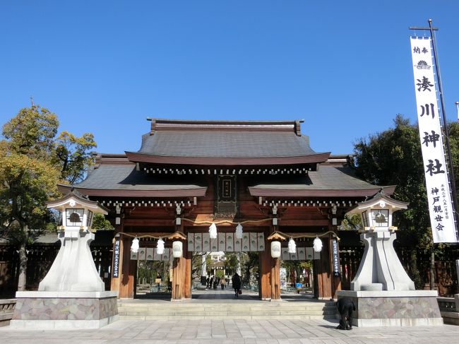 「湊川神社」は「神戸市中央区」にある「明治５年（１８７２年）」に「尾張藩主徳川慶勝」により建白され「明治天皇」により創建された「楠木正成」を 祀った「神社」です。<br /><br />写真は「湊川神社」の「表神門」です。