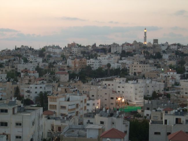 ２００８年に友人の映画制作に参加。メイキング班ということで、かなり自由に長期間パレスチナとイスラエルを動き周りました。映画の名前は「ピンクスバル」。<br />http://www.pinksubaru.jp/<br />４月１９日から６月の頭まで滞在していました。<br /><br />メインのロケ地は、イスラエル側にあるタイべという町。（ビールで有名な西岸の町とは違います）アラブ人の多いトライアングルというエリアです。<br />https://en.wikipedia.org/wiki/Triangle_(Israel)<br /><br />普通、観光客は入ることのないイスラエルアラブの不思議な町での体験。１０日間ほどたち、イタリアのスタッフや日本のスタッフなどが到着し始めました。町にも大分慣れてきた頃のタイベの町を徒然に書いてみます。