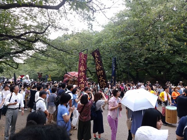 上野にある、東京芸術大学の芸術祭に行ってきました。<br />普段は静かな上野公園ですが、この日は芸大の芸術祭の初日。<br />国際色も豊かになり、賑わっていました。<br /><br />学生達が作った、大型はりぼて人形の山車を引いて上野の山を<br />練り歩きます。<br />山車は、音校と美校の各科の組み合わせで、チームを結成し、<br />学生が思い思いのテーマを決めて作製したものです。<br />最後に噴水の広場で、披露されました。<br /><br />大学構内に行けば、模擬店や作品発表、演奏などもあります。<br />毎年、９月の初めに催されます。