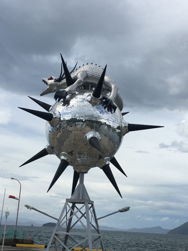 またまた、どこかへ行きたい病発生!!<br />友達家族の夏休み旅行の場所で、是非とも行って欲しいと言っていた。<br />前々日の夜に検索すると、夏期間は9/4(日)が最終日!<br />それは行かねば、先ずは直島か豊島でホテルを検索・検索・検索〜空きがありません。<br />諦める!<br /><br />前日仕事から帰り、再度挑戦!<br />高松か宇部か小豆島で検索すると少し空きがありました。<br />アクセスの利便性と船の時間帯・乗船時間を考え小豆島でホテルを予約(当日になってました。)<br />その後、シャワーを浴びて寝ずに車で出発です。<br />私は助手席で爆睡Zzz<br /><br /><br />日生(岡山)7:30 -> 大部(小豆島)8:30 瀬戸内観光汽船<br />ホテルは国民宿舎小豆島<br /><br />予定を決めていたのは行きの船とホテルだけ!<br />後は行き当たりばったりの旅でした。