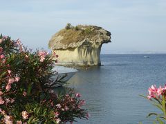 夏の優雅な南イタリア周遊旅行♪　Vol367(第19日)　☆Isola d'Ischia/Lacco Ameno：黄昏のラッコ・アメーノ♪ふ頭からキノコ岩と街並みを眺めて♪